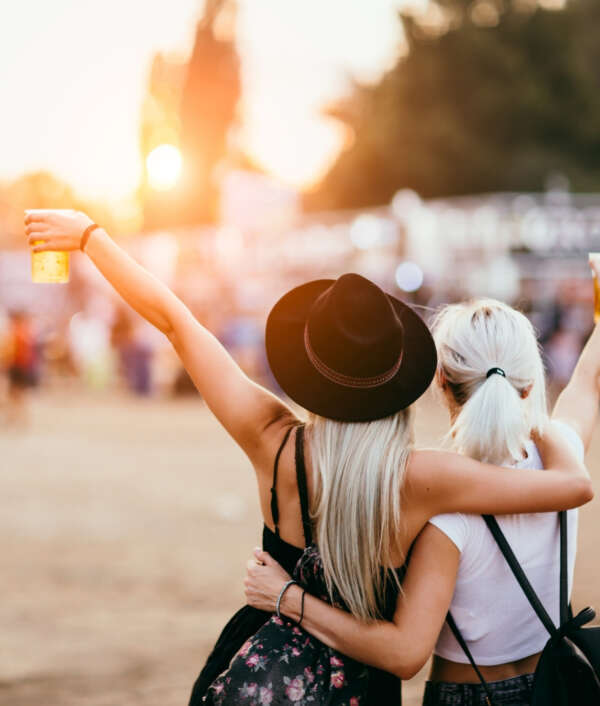 Das Bild zeigt zwei Personen auf einem Festival.