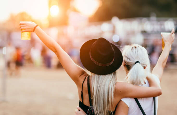 Das Bild zeigt zwei Personen auf einem Festival.