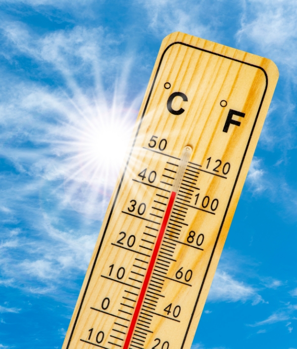 Das Bild zeigt einen blauen Himmel mit Sonne und ein Thermostat das über 30 Grad anzeigt und somit eine Hitzewelle darstellt.