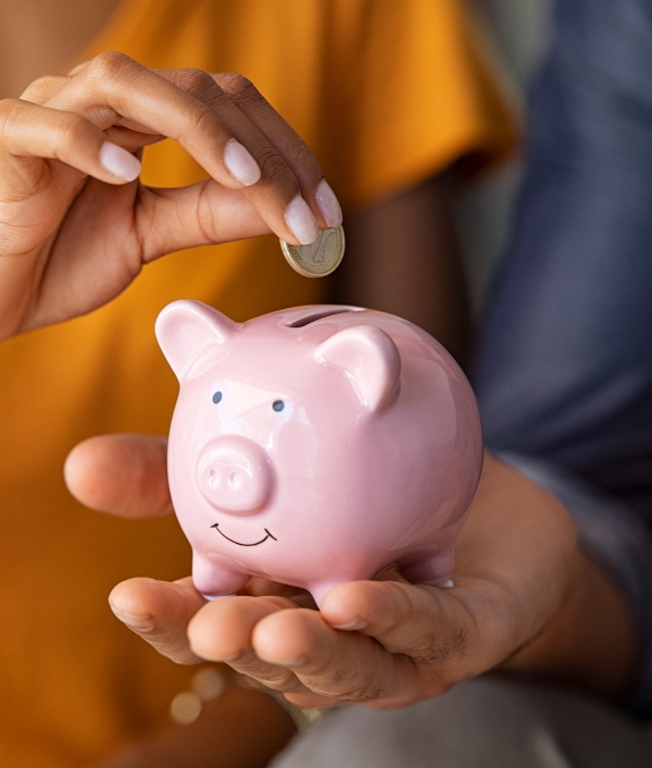 Das Bild zeigt zwei Personen mit einem Sparschwein die dank unserer Angebote Geld sparen.