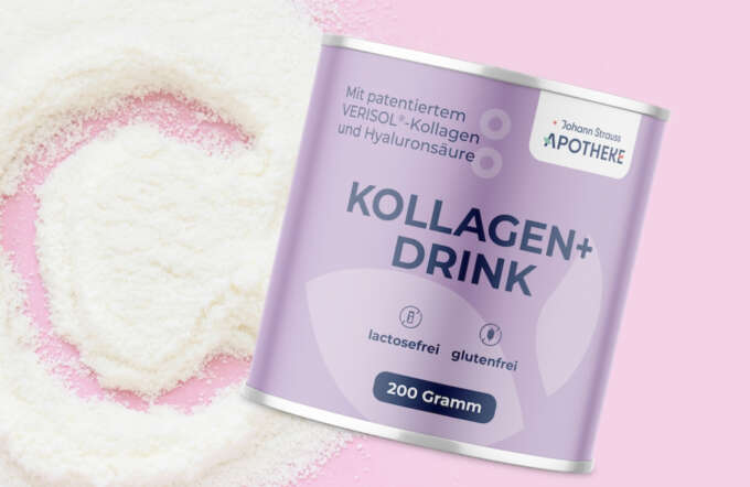 Das Bild zeigt einen Kollagen + Drink der Eigenmarke Johann Strauss Apotheke. Zu sehen ist eine lila farbene Dose mit dunkelblauer Aufschrift.