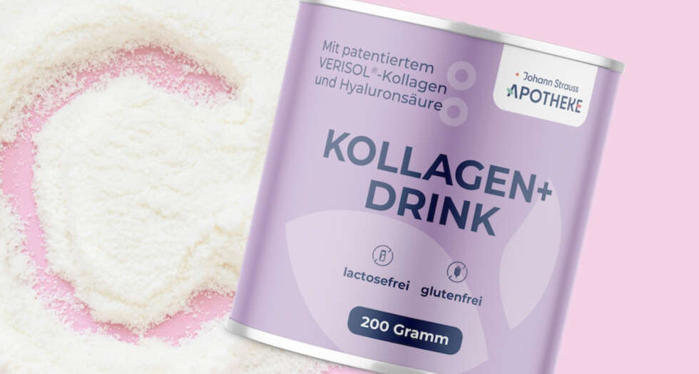 Das Bild zeigt einen Kollagen + Drink der Eigenmarke Johann Strauss Apotheke. Zu sehen ist eine lila farbene Dose mit dunkelblauer Aufschrift.