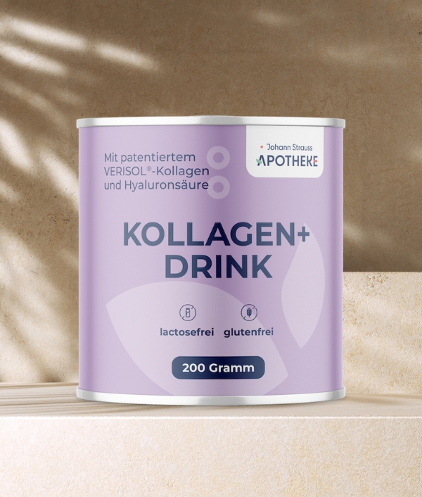 Das Bild zeigt einen Kollagen + Drink der Eigenmarke Johann Strauss Apotheke. Zu sehen ist eine lila farbene Dose mit dunkelblauer Aufschrift.