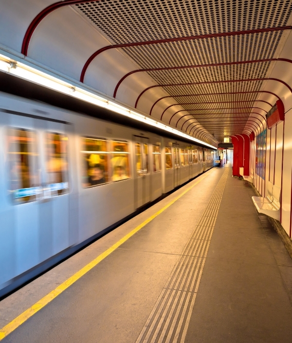 Das Bild zeig eine Ubahn Station in Wien. Kontakt